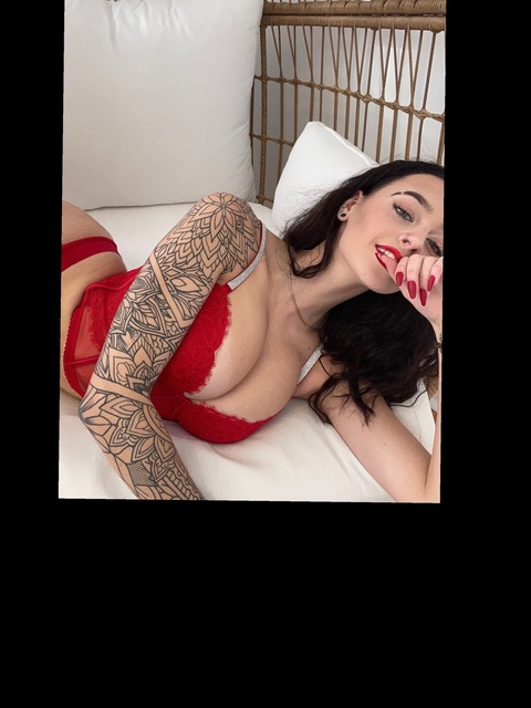 alexis.vdh onlyfans leaked picture 2