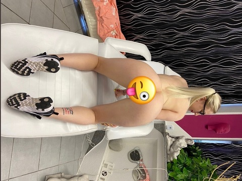 blondegirl96 onlyfans leaked picture 2