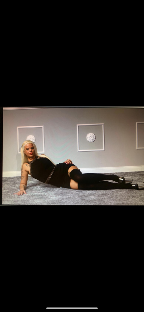 laura_reeperbahn onlyfans leaked picture 2