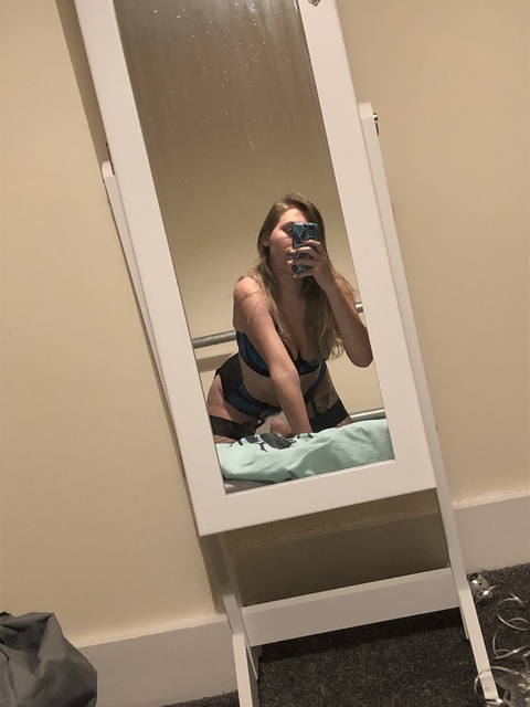 louise110101 onlyfans leaked picture 2